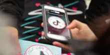 L&rsquo;Ue accusa TikTok di non rispettare le regole: non garantisce sicurezza account minori