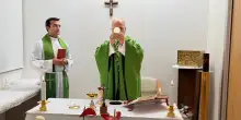 Papa Leone XIV in ripresa dopo l&rsquo;operazione: messa al Gemelli e comunione distribuita ai fedeli