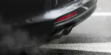 Auto, in Italia il parco veicoli invecchia e le emissioni tornano a crescere: +3% di CO2 rispetto al 2019