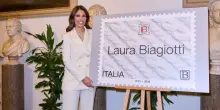 Roma celebra Laura Biagiotti con un francobollo