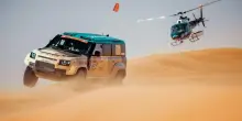 Tre Land Rover Defender Rally D7X-R sul podio Dakar: la maratona che diventa prova di stile