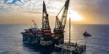 Petrolio, Trump riaccende il rischio Hormuz e il greggio torna a correre oltre il 3%