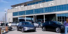Tesla richiama oltre 218mila auto negli Usa per difetto alla retrocamera. Ecco tutti i modelli coinvolti