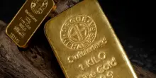 Oro ai massimi da oltre tre mesi a 4.700 dollari: dollaro debole, Etf e il sostegno di Ray Dalio spingono il prezzo