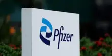 Pfizer batte le attese: ricavi in crescita, ma utili in calo per l&rsquo;aumento degli investimenti in ricerca