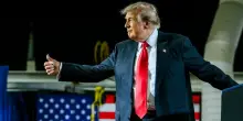 Guerra in Iran, la diretta | Trump ferma gli attacchi e annuncia l&rsquo;inizio dei colloqui di pace. Ma Teheran smentisce