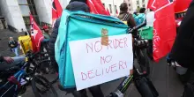 Food delivery, rider contro Deliveroo e Glovo. Dalle agitazioni nelle piazze alle sentenze della Cassazione
