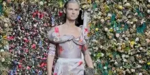 Maison Margiela tra i fiori concettuali alla Paris fashion week