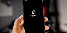 Banconote false in vendita su TikTok, ecco come funziona il sistema per comprare euro e dollari contraffatti