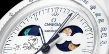 Omega x Swatch rilancia: il Cold Moon riaccende l&rsquo;hype: &egrave; il pi&ugrave; raro e si compra solo nei giorni di neve