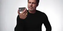 Trade Republic alza il rendimento del conto corrente al 3% per i nuovi clienti. E recluta Brad Pitt come testimonial