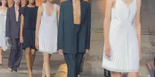 Victoria Beckham danza negli anni 20 alla Paris fashion week