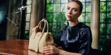 Prada svela la campagna affidata ai premi Oscar Scarlett Johansson e Yorgos Lanthimos