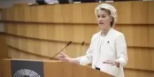 Ue, Ursula von der Leyen annuncia la linea dura contro i trafficanti di migranti