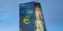 Cos&igrave; la guerra in Iran peser&agrave; su pil e inflazione dell&rsquo;Eurozona attraverso consumi e risparmio delle famiglie. La stima Bce