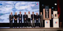 Napoli spiega le vele verso l&rsquo;America&rsquo;s Cup: presentati i primi cinque team (Luna Rossa per l&rsquo;Italia), si parte il 10 luglio 2027