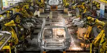 Auto, la guerra in Iran pesa sui costi di Stellantis, GM e Ford: maxi-stangata da 5 miliardi nel 2026
