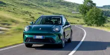Silenziosa, tecnologica e con 1.000 km di autonomia: ecco la nuova GWM Ora 5 che sembra una Porsche