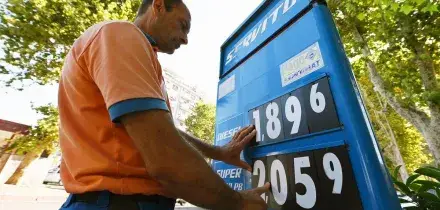 Prezzi carburante, verso la proroga del taglio delle accise. Il governo a caccia di coperture