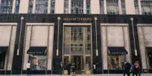 Saks Global valuta la cessione di una quota di Bergdorf Goodman per ridurre il debito