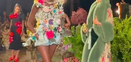 Dolce&Gabbana torna a Taormina con l&rsquo;Alta moda. Tra dee floreali e il ritmo di JLo