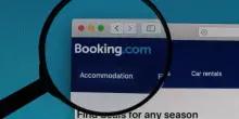 Booking, la Commissione Ue apre un&rsquo;indagine sul gigante degli hotel: nel mirino truffe e annunci sospetti
