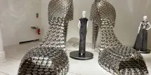 Il mondo di Valentino Garavani incontra le sculture di Joana Vasconcelos al Maat di Lisbona