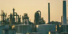 Carburanti, l&rsquo;Ue vuole aumentare la produzione delle raffinerie: priorit&agrave; a gasolio e jet per abbassare il prezzo