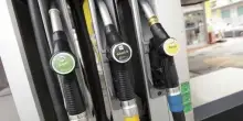 Benzina e gasolio sfiorano i 2 euro al litro, cosa fa impennare il prezzo del carburante e fino a dove pu&ograve; arrivare