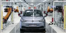 Auto, Volkswagen &egrave; il simbolo della crisi dell&rsquo;Europa: 35 fabbriche di troppo e margini in caduta per tutti i big