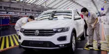 La Cina non compra pi&ugrave; le auto tedesche, la produzione locale di Volkswagen, Bmw e Mercedes crolla ai minimi