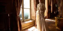 Piume, drappeggi e volumi estremi: l&rsquo;Alta Moda torna a far sognare