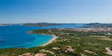 Dopo la delusione in campo, Sinner si consola in Sardegna: vacanza romantica e un sogno vista mare