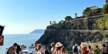 Le Cinque Terre contro l&rsquo;overtourism: obbligo di auricolari e gruppi a numero chiuso