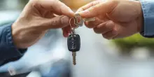 Incentivi auto elettriche, liquidato meno del 20% delle pratiche: concessionari sotto pressione