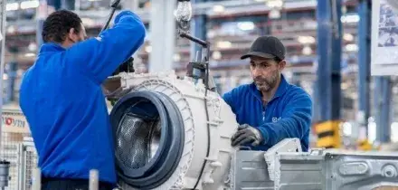 Electrolux taglia 1.700 posti in Italia e chiude lo stabilimento di Cerreto d&rsquo;Esi nelle Marche