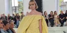 Jil Sander esplora la fragilit&agrave; delle uniformi alla Milano fashion week