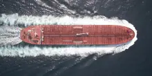 Quanto vale la tassa di transito nello Stretto di Hormuz: fino a 14 miliardi di dollari l&rsquo;anno per Teheran