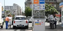 Caro carburanti, niente pi&ugrave; sconti per tutti: il governo studia la mini proroga, poi solo aiuti mirati