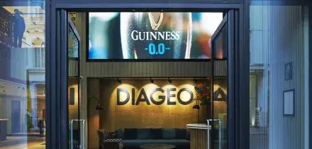 Diageo chiude il 2026 con ricavi e utili in calo, ma rilancia con un piano da 1,2 miliardi