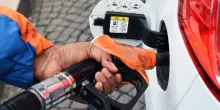 Carburanti, diesel pi&ugrave; caro della benzina per l&rsquo;impatto delle accise