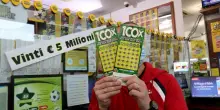 Gratta e Vinci, scoprono i biglietti fortunati e fanno guadagnare 25 milioni di euro ad amici e parenti