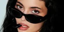 Kylie Jenner firma un modello dei nuovi Meta glasses, gli occhiali smart creati con Essilux