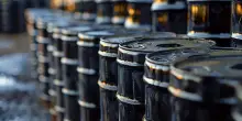 Petrolio in rialzo, Barclays punta sul Brent: ecco i target 2026 e 2027