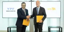 Eni acquisisce una quota dei giacimenti argentini e aumenta la produzione in Libia. I dettagli dell&rsquo;operazione