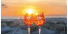 Tu di che Spritz sei? L’aperitivo italiano ha conquistato il mondo, ma c’è tutto un mondo oltre l’arancio Aperol. Ecco i 10 nuovi colori da provare quest’estate