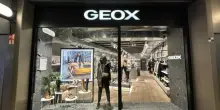 Geox chiude il 2025 in calo (-8,3%), ma migliora la redditivit&agrave;