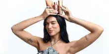 Dua Lipa debutta nella skincare con Augustinus Bader