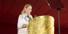 Miuccia Prada riceve il premio alla carriera ai Fashion trust Arabia awards 2025