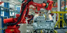 Auto, i cinque nodi strategici da risolvere per il futuro dell&rsquo;industria europea: l&rsquo;analisi di AlixPartners
